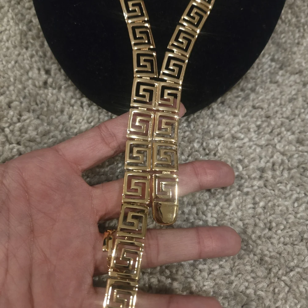 Elegant Gold Geometric Necklace
